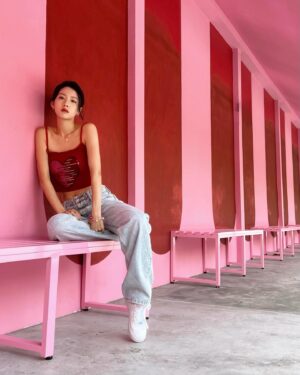 Sisley Choi Instagram - 🎟️❣️
我媽想當年的小背心 現穿在我身 :)