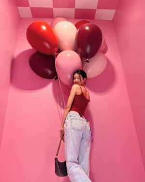 Sisley Choi Instagram - 🎟️❣️
我媽想當年的小背心 現穿在我身 :)