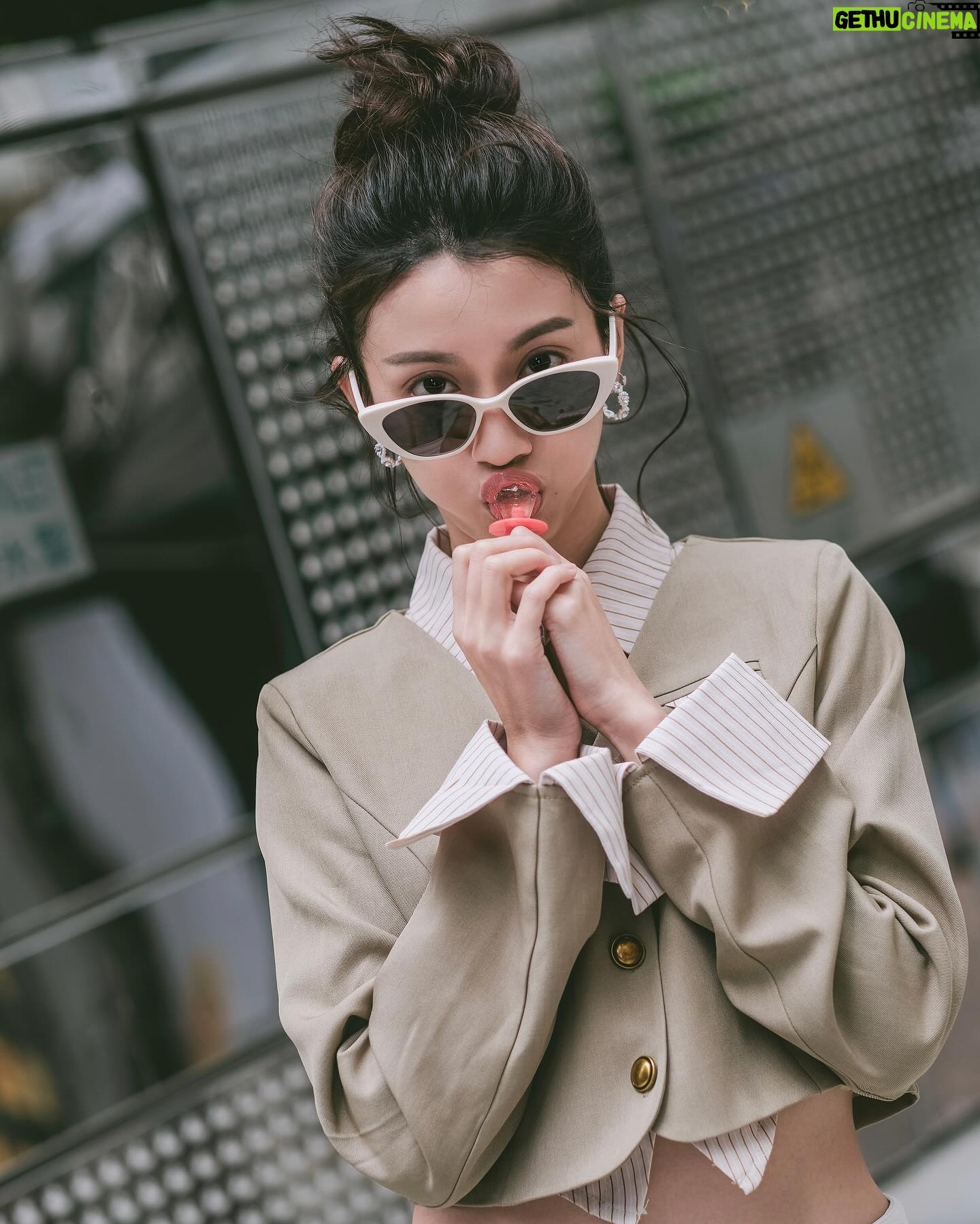 Sisley Choi Instagram - SPOTTED‼️ 黑超B Looking Lost in the Streets of Central 👶🏻