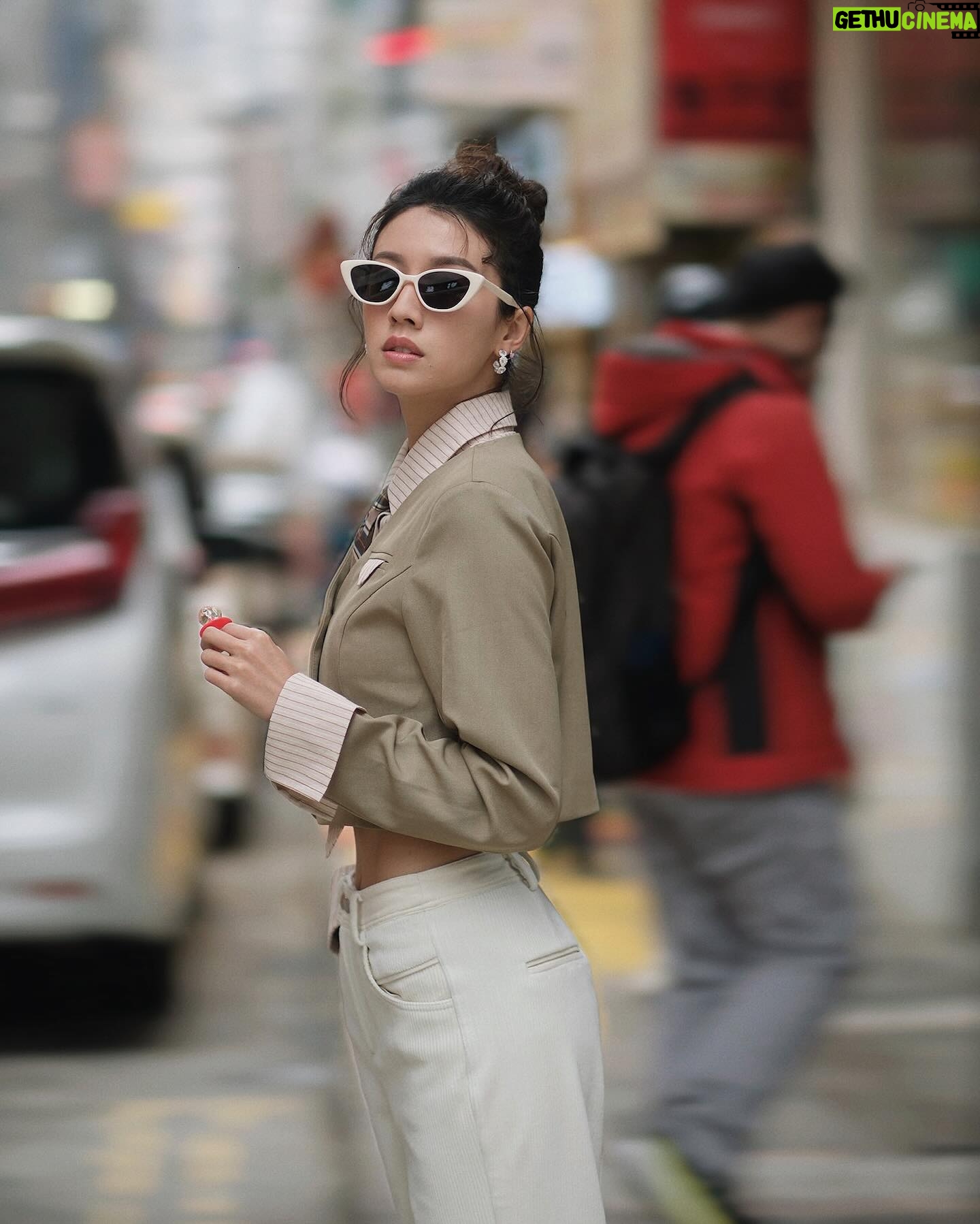 Sisley Choi Instagram - SPOTTED‼️ 黑超B Looking Lost in the Streets of Central 👶🏻