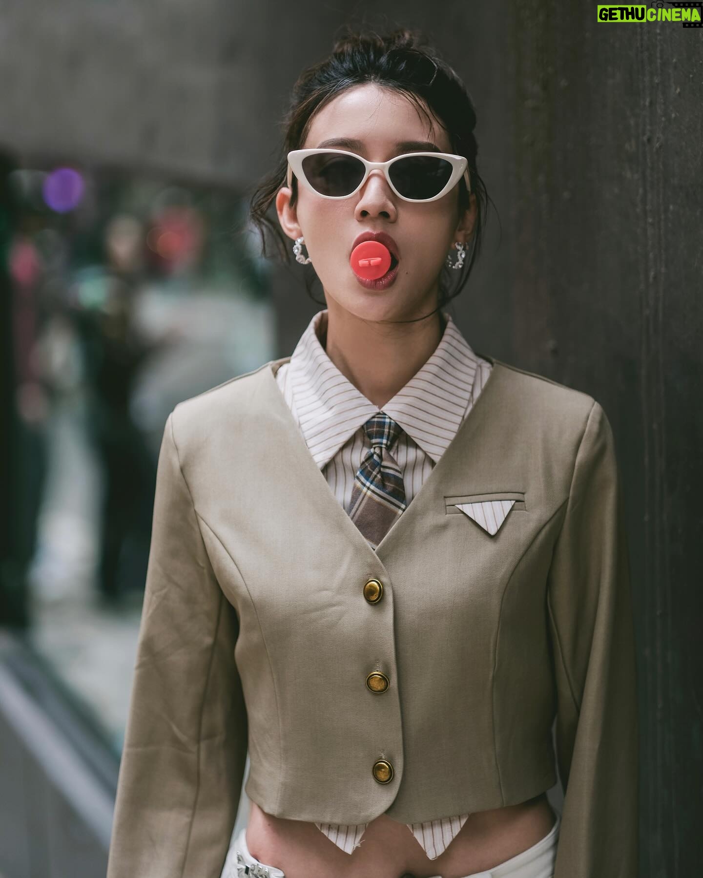 Sisley Choi Instagram - SPOTTED‼️ 黑超B Looking Lost in the Streets of Central 👶🏻
