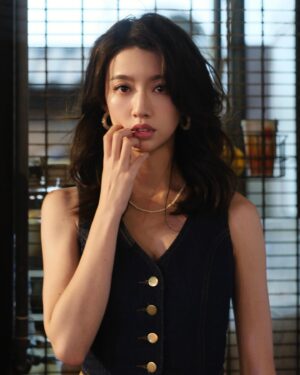 Sisley Choi Instagram - 🦋🕯️
我不是，因為你才有力量
但是我因為你，更有力量。