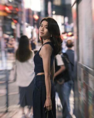 Sisley Choi Instagram - 🦋🕯️
我不是，因為你才有力量
但是我因為你，更有力量。