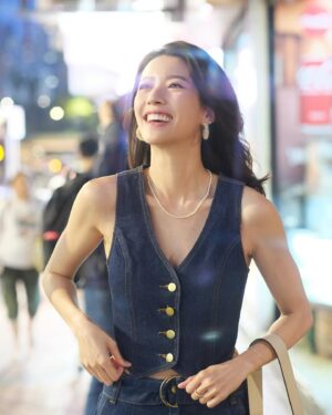 Sisley Choi Instagram - 🦋🕯️
我不是，因為你才有力量
但是我因為你，更有力量。