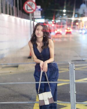 Sisley Choi Instagram - 🦋🕯️
我不是，因為你才有力量
但是我因為你，更有力量。
