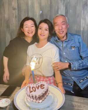 Sisley Choi Instagram - .
爹哋媽咪願你們繼續中獎咁笑
我哋繼續去食好嘢要身體健康
最後嗰個恭喜你真係繞樑三天
希望今年有好多嘢值得被恭喜
生日 感恩 快樂 :)
