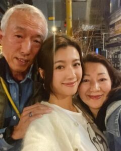 Sisley Choi Instagram - . 爹哋媽咪願你們繼續中獎咁笑 我哋繼續去食好嘢要身體健康 最後嗰個恭喜你真係繞樑三天 希望今年有好多嘢值得被恭喜 生日 感恩 快樂 :)