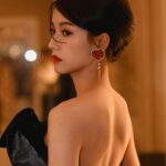 Sisley Choi Instagram - 一講就笑，四目有情。 —— 金宇澄《繁花》