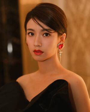 Sisley Choi Instagram - 一講就笑，四目有情。
—— 金宇澄《繁花》