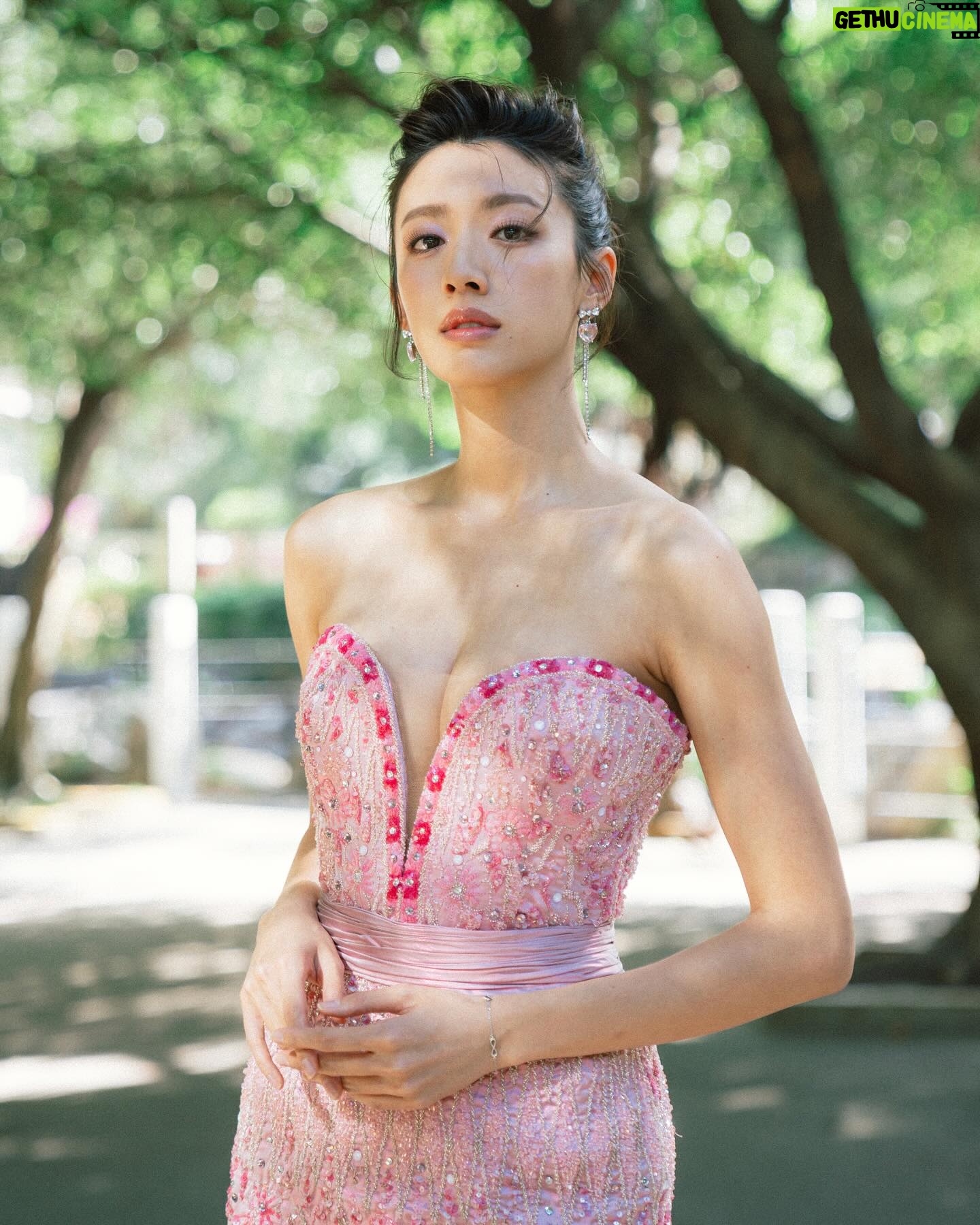 Sisley Choi Instagram - 🌸 緣起,我在人群中看見你。 緣滅,我把你歸還於人海。