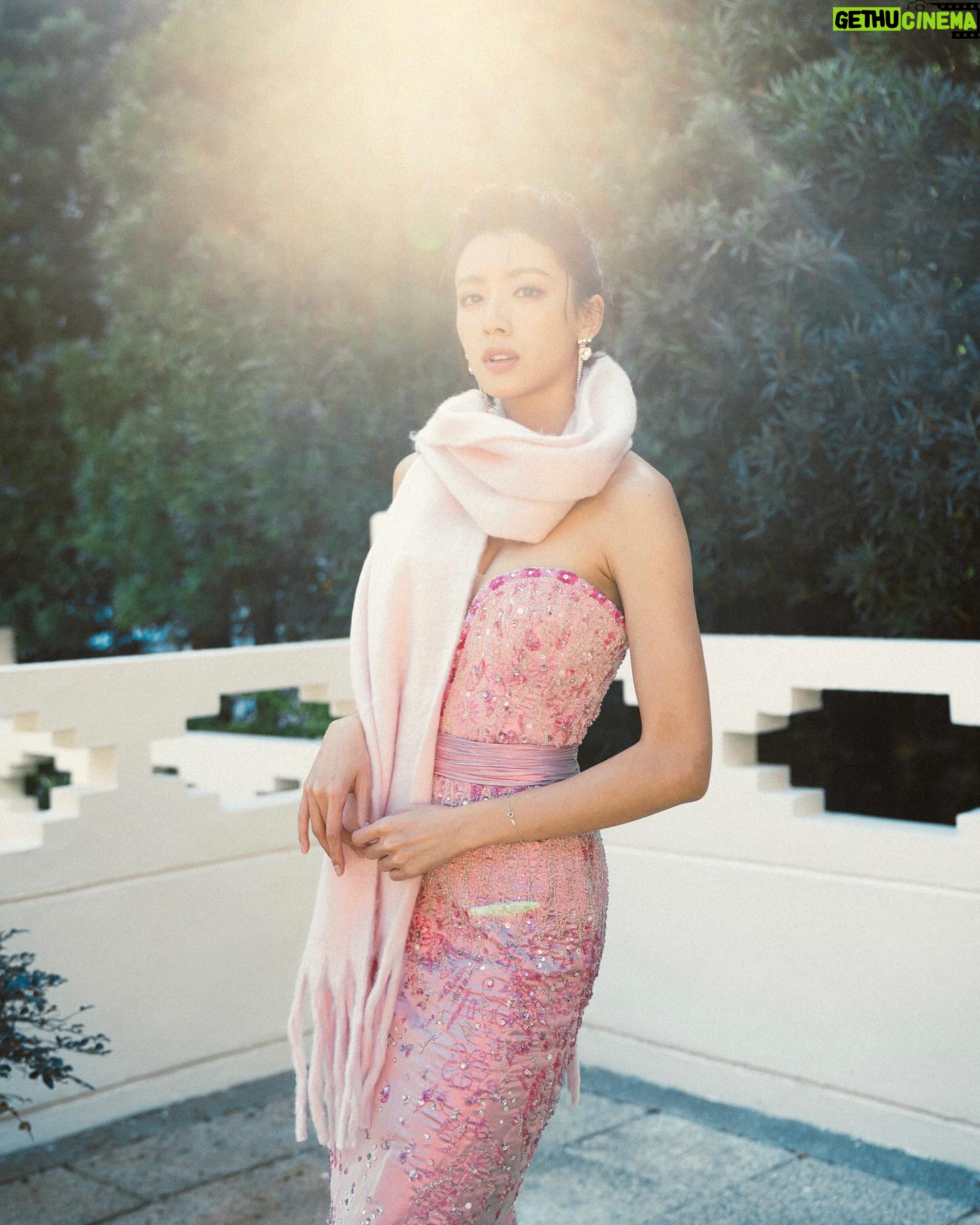 Sisley Choi Instagram - 🌸 緣起,我在人群中看見你。 緣滅,我把你歸還於人海。
