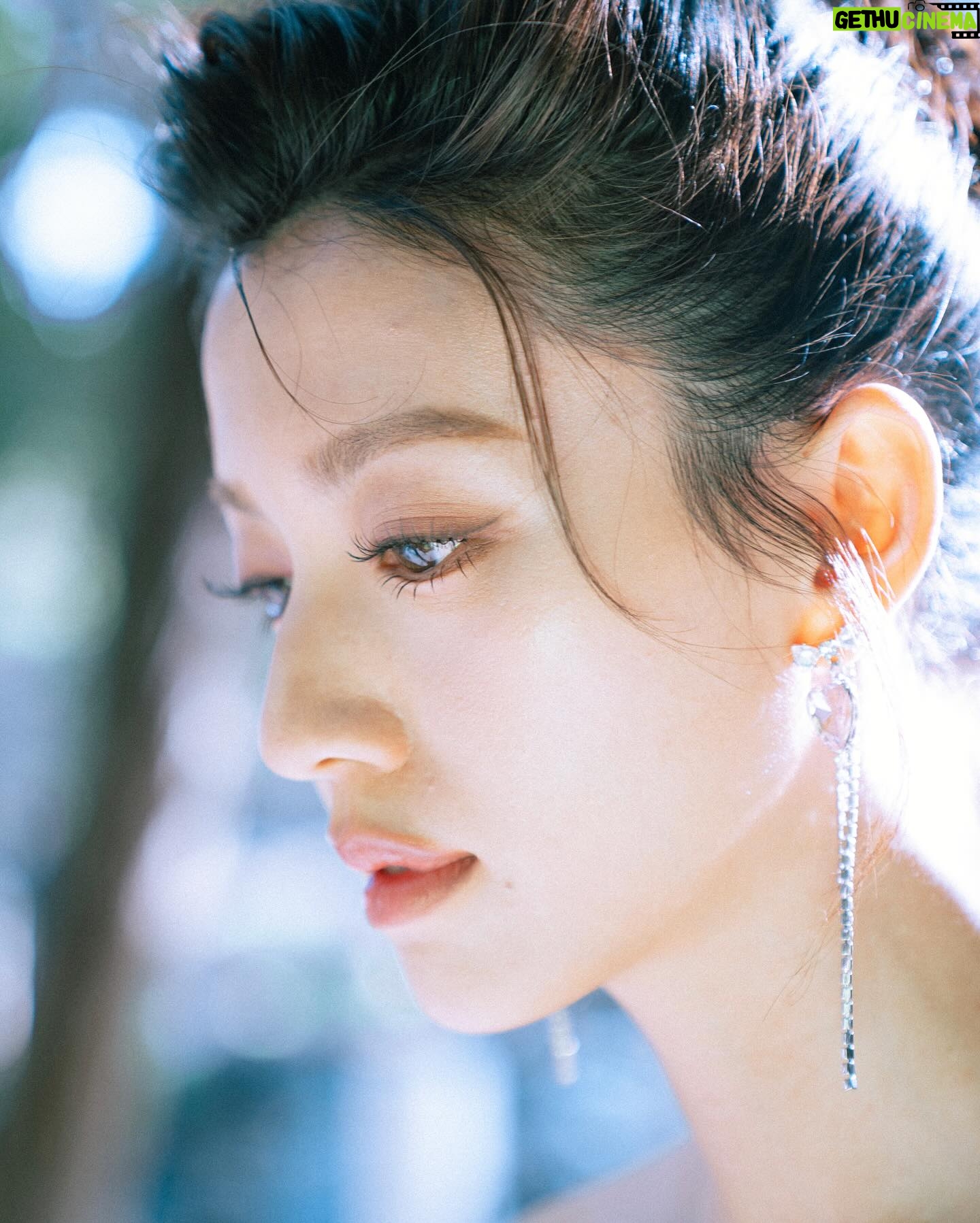 Sisley Choi Instagram - 🌸 緣起,我在人群中看見你。 緣滅,我把你歸還於人海。
