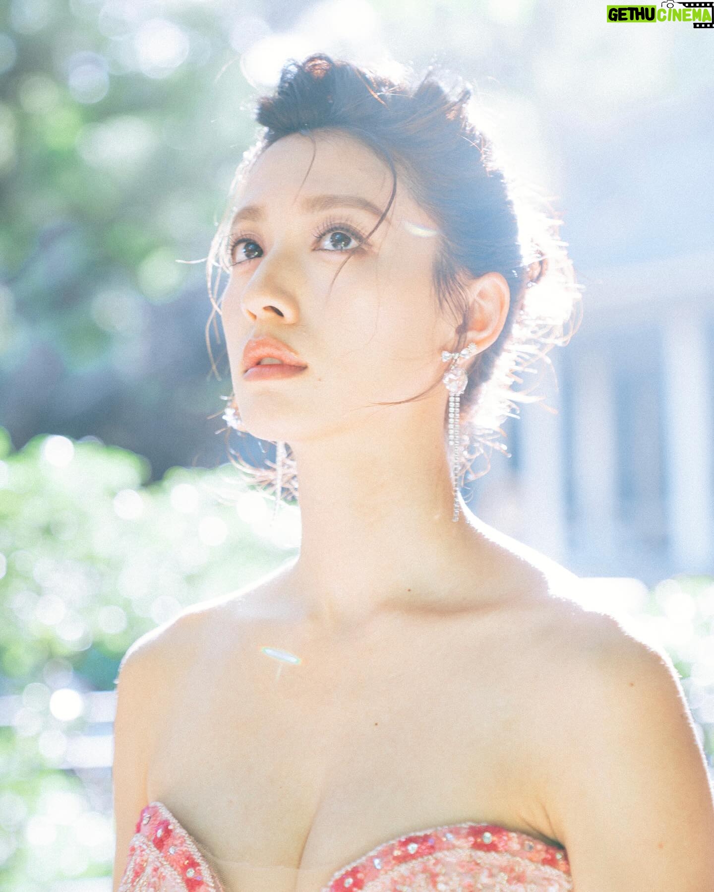 Sisley Choi Instagram - 🌸 緣起,我在人群中看見你。 緣滅,我把你歸還於人海。