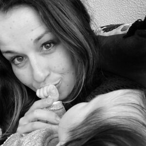 Sissi Martins Instagram - Querida Alma, estas mulheres que te Amam enfrentaram Guerras Mundiais, revoluções, ditaduras, fome, mais guerras, pandemias e aquilo que sempre ensinaram à tua mãe é que a maior conquista do ser humano é saber ganhar uma guerra apenas com a força  do diálogo! 
Estas serão sempre a únicas armas que quero que carregues contigo filha: 

Diálogo
Liberdade
Igualdade 
Esperança
Dignidade
Amor e Paz