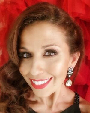 Sissi Martins Instagram - A vida é muito curta para não usar batom vermelho💋

#womanpower #redlips #bekindtooneanother❤️ 💄@martacruz_makeup_lifestyle