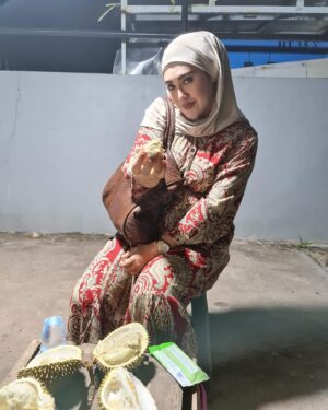 Sissy Firman Instagram - Belah Duren di malam hari paling enak dengan???? 😂🤭