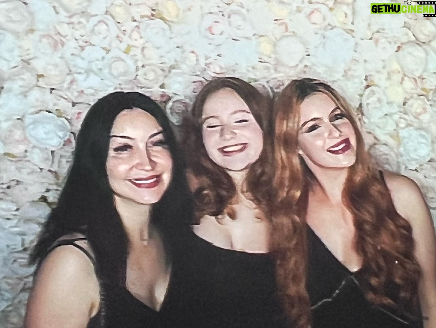 Skylar Gray - 3 Likes - photogenic?? more like photogenetics ;)

#family #photobooth #fam #sistersister #explore #photogenic #photooftheday #explorepage