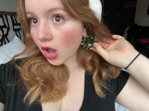 Skylar Gray Instagram - tis the season💚

#nyc #newyork #winter #explore #exporepage #photooftheday #winterinnewyork #actorlife
