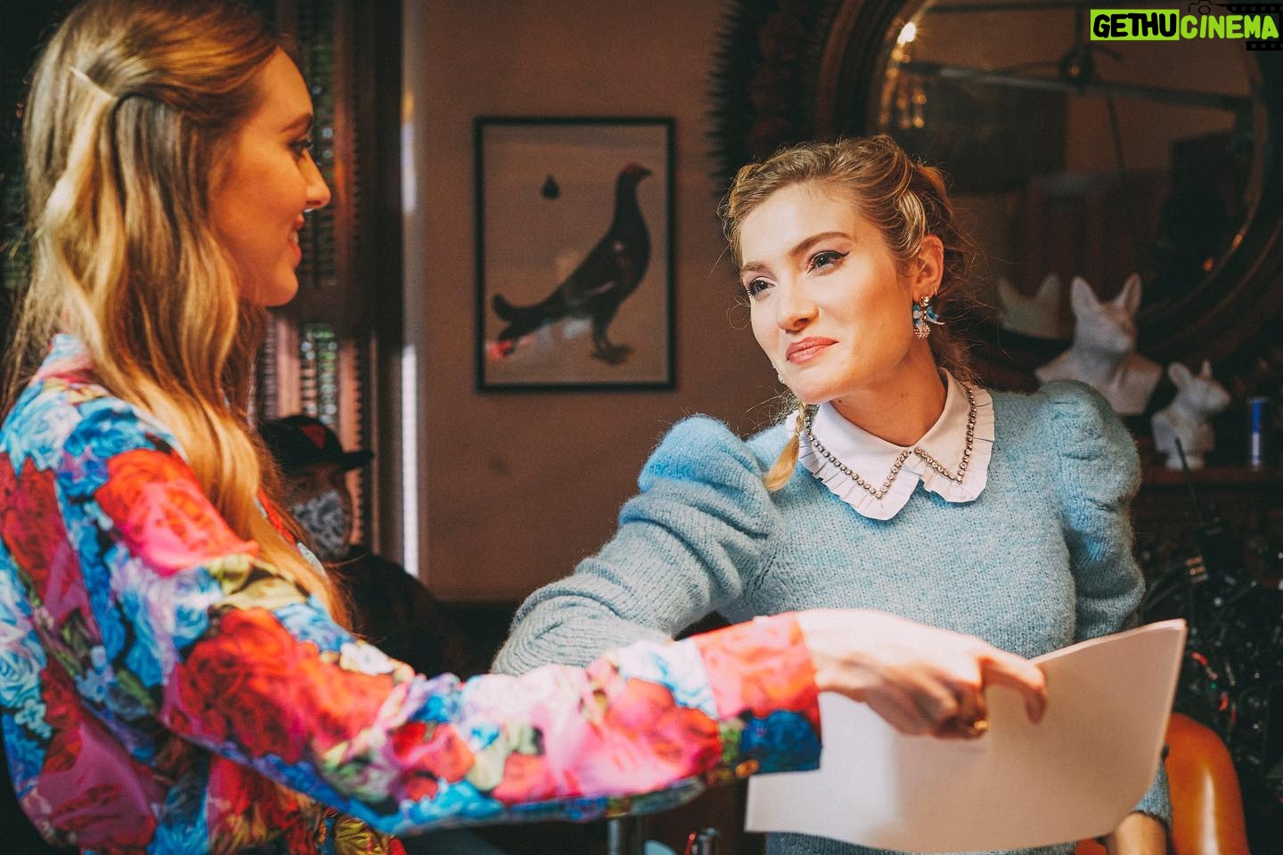 Skyler Samuels Instagram - may you surround yourself with people who look at you the way i look at @livvia 😂 💕👯♀️