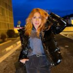 Smaragda Karydi Instagram - Στο διάλειμμα από τα γυρίσματα κάνω και λίγο μόντελινγκ. Μάθε τέχνη κι άσ´τηνε. Άσ´τηνε και πιάσε το μόντελινγκ 🫦 Total outfit @ale_non_usual #ale #nonusualcasual #setthemood