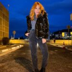 Smaragda Karydi Instagram – Στο διάλειμμα από τα γυρίσματα 
κάνω και λίγο μόντελινγκ. 
Μάθε τέχνη κι άσ´τηνε.
Άσ´τηνε και πιάσε το μόντελινγκ 🫦
Total outfit @ale_non_usual
#ale #nonusualcasual #setthemood