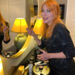 Smaragda Karydi Instagram - Τα Σαββατοκύριακα θέλουν glitter και φωτεινό χαμόγελο! Ευτυχώς για το χαμόγελο μου φροντίζει η Sensodyne Repair and Protect! #sensodyne #sensodynerepairandprotect #oralhealthcare