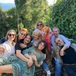 Smaragda Karydi Instagram - Πάσχα γιορτή της αγάπης. Η καλύτερη ευκαιρία να συναντήσεις τόσους φίλους στην ωραιότερη αυλή του Πηλίου. Στου Βασίλη και στης Λίνας ❤️🌻 Χρόνια Πολλά!