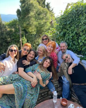 Smaragda Karydi Instagram - Πάσχα γιορτή της αγάπης. Η καλύτερη ευκαιρία να συναντήσεις τόσους φίλους στην ωραιότερη αυλή του Πηλίου. Στου Βασίλη και στης Λίνας ❤️🌻
Χρόνια Πολλά!
