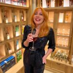 Smaragda Karydi Instagram - Τα Σαββατοκύριακα θέλουν glitter και φωτεινό χαμόγελο! Ευτυχώς για το χαμόγελο μου φροντίζει η Sensodyne Repair and Protect! #sensodyne #sensodynerepairandprotect #oralhealthcare
