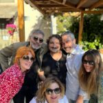 Smaragda Karydi Instagram - Πάσχα γιορτή της αγάπης. Η καλύτερη ευκαιρία να συναντήσεις τόσους φίλους στην ωραιότερη αυλή του Πηλίου. Στου Βασίλη και στης Λίνας ❤️🌻 Χρόνια Πολλά!