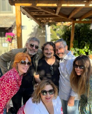 Smaragda Karydi Instagram - Πάσχα γιορτή της αγάπης. Η καλύτερη ευκαιρία να συναντήσεις τόσους φίλους στην ωραιότερη αυλή του Πηλίου. Στου Βασίλη και στης Λίνας ❤️🌻
Χρόνια Πολλά!
