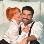 Smaragda Karydi Instagram - Θα του κάνω κι άλλα βασανιστήρια από σήμερα και για όλες τις επόμενες Κυριακές Θα γκρινιάζει αλλά πιστεύω θα του αρεσει. Κι ας μη το παραδέχεται 😎 @nikos_kouris_official @iq160greece @starchanneltv @barkingwell_media Σήμερα στις 21:00 πρεμιέρα με διπλό επεισόδιο #backstage #photoshooting @okmag.gr @ioannatzetzoumiphotography @tzela @kaitiaravantinou @kikiaivazi @prassinos
