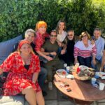 Smaragda Karydi Instagram - Πάσχα γιορτή της αγάπης. Η καλύτερη ευκαιρία να συναντήσεις τόσους φίλους στην ωραιότερη αυλή του Πηλίου. Στου Βασίλη και στης Λίνας ❤️🌻 Χρόνια Πολλά!