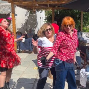 Smaragda Karydi Instagram - Πάσχα γιορτή της αγάπης. Η καλύτερη ευκαιρία να συναντήσεις τόσους φίλους στην ωραιότερη αυλή του Πηλίου. Στου Βασίλη και στης Λίνας ❤️🌻
Χρόνια Πολλά!