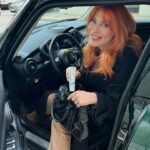 Smaragda Karydi Instagram - Όταν η καθημερινότητα επιμένει, το χαμόγελο μου παραμένει. Η Sensodyne Repair & Protect με βοηθά να διατηρώ την υγεία του στόματος και των ούλων μου, ακόμη και τις πιο απαιτητικές συνθήκες 😉#sensodyne #sensodynerepairandprotect #oralhealthcare
