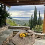 Smaragda Karydi Instagram - Πάσχα γιορτή της αγάπης. Η καλύτερη ευκαιρία να συναντήσεις τόσους φίλους στην ωραιότερη αυλή του Πηλίου. Στου Βασίλη και στης Λίνας ❤️🌻 Χρόνια Πολλά!