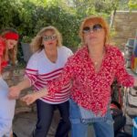 Smaragda Karydi Instagram - Πάσχα γιορτή της αγάπης. Η καλύτερη ευκαιρία να συναντήσεις τόσους φίλους στην ωραιότερη αυλή του Πηλίου. Στου Βασίλη και στης Λίνας ❤️🌻 Χρόνια Πολλά!