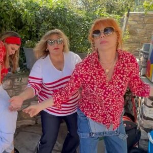 Smaragda Karydi Instagram - Πάσχα γιορτή της αγάπης. Η καλύτερη ευκαιρία να συναντήσεις τόσους φίλους στην ωραιότερη αυλή του Πηλίου. Στου Βασίλη και στης Λίνας ❤️🌻 Χρόνια Πολλά!