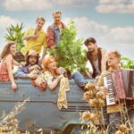 Smaragda Karydi Instagram - «Η ΜΑΡΙΧΟΥΑΝΑ ΤΗΣ ΜΑΜΑΣ ΕΙΝΑΙ Η ΚΑΛΥΤΕΡΗ» του Ντάριο Φο Με τεράστια χαρά και ανυπομονησία περιμένω να ξεκινήσουμε στο Θέατρο Ήβη με την καλύτερη ομαδάρα συνεργατών που θα μπορούσα ποτέ να φανταστώ Από 18 Οκτωβρίου στο θέατρο Ήβη αναβουμε τους ναργιλέδες Η προπώληση ξεκίνησε από την @vivagr_tickets Παίζουν: Σμαράγδα Καρύδη @smaragda_karidi_official Τάκης Παπαματθαίου @takispapamatthaiou Γιώργος Νούσης @nousis_giorgos Χάρης Χιώτης @xarisxiwtis Τάσος Ροδοβίτης @rodobitistasos Διαμαντής Αδαμαντίδης @innerd_official Ιωάννα Λέκκα @lekkaki Μετάφραση: Ευδόκιμος Τσολακίδης @evdokimos_tsolakidis_official Διασκευή - Σκηνοθεσία: Σμαράγδα Καρύδη Σκηνικά: Μαρία Φιλίππου @maria.filippou_design Κοστούμια: Μαρία Κοντοδήμα @kododiman Πρωτότυπη Μουσική: Διαμαντής Αδαμαντίδης @innerd_official Πρωτότυποι Στίχοι: Σοφία Καψούρου @sofiakapsourou Video art: Παντελής Μάκκας @pantelismakkas Σχεδιασμός φωτισμών: Δημήτρης Κουτάς @dimitriskoutas Βοηθός Σκηνοθέτη: Μαριάνθη Μπαϊρακτάρη @marianthi_bairaktari Φωτογραφίες: Ελίνα Γιουνανλή @elinanophoto Trailers: Σπύρος Μαλτέζος @spyros.maltezos Graphic design: Indigo Creative @indigo_creative_gr Social Media: ad4art @ad4art_ Παραγωγή: Θεατρικές Σκηνές @theatrikesskines #imarixouanatismamas #theatrikesskines #theatroivi #comingsoon