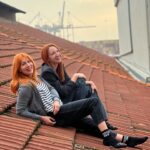 Smaragda Karydi Instagram - Όταν οι φίλες σου είναι αιλουροειδή τα ραντεβού κλείνονται πάντα στα μέρη που συχνάζουν @stefaniagoulioti