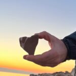 Smaragda Karydi Instagram - Τελευταία δύση του ηλίου για φέτος πριν από λίγο στην παραλία Να έχετε μιά καλή Χρονιά παιδιά Να έχετε υγεία και να φτιάξετε τη ζωή σας όπως τη θέλετε Ωραια ήταν έξω σήμερα. Σαν Πάσχα #happynewyear