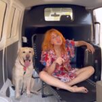 Smaragda Karydi Instagram - Tο καλοκαίρι ξεκίνησε επιτέλους και είμαστε έτοιμοι με τον @yiannisofficial να φύγουμε με το Van από την @sixtgr Και αν ξαναρίξει και καμμιά βροχούλα Γιαννη μου, δε φοβόμαστε τίποτα Έχουμε την αγάπη μας και την καινουρια μας φωλίτσα 🧡 Μπες και εσύ στο sixt.gr για να ενοικιάσεις το δικό σου van!☀😄