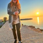 Smaragda Karydi Instagram - Τελευταία δύση του ηλίου για φέτος πριν από λίγο στην παραλία Να έχετε μιά καλή Χρονιά παιδιά Να έχετε υγεία και να φτιάξετε τη ζωή σας όπως τη θέλετε Ωραια ήταν έξω σήμερα. Σαν Πάσχα #happynewyear