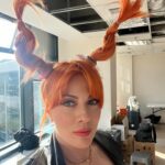 Smaragda Karydi Instagram - Στον φετινό κύκλο του @iq160greece η κατάσταση έχει ξεφύγει και δε μαζεύεται με τίποτα 💥 @nikos_kouris_official @starchanneltv @pierrosandrakakos @barkingwell_media #shootingday #backstage