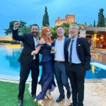 Smaragda Karydi Instagram - Ευαγγελία, Στράτος Νικόλας Ένας για ολους κι όλοι για έναν. Ενωμένοι από πάντα και για πάντα. Μέσα στο ζόφο και την απελπισία των ημερών, η γιορτή της ζωής, της ένωσης και της αγάπης Τυχεροί που έχετε ο ένας τον άλλον κι εμείς ευλογημένοι που σας έχουμε στη ζωή μας. Σας ευχαριστούμε που μας κάνατε συγγενείς σας. Πνευματικούς γονείς και πνευματικά αδέρφια Οχι τ αδέρφια που μας έτυχαν. Τα αδέρφια που διαλέξαμε Νυνί δέ μένει πίστις, ἔλπίς, ἀγάπη, τά τρία ταῦτα· μείζων δέ τούτων ἡ ἀγάπη». @evagelia_siriopoulou_official @stratos_ptz @sklgeorge @atheridis_thodoris_official @michalis_marinos_official @tzela