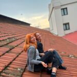 Smaragda Karydi Instagram - Όταν οι φίλες σου είναι αιλουροειδή τα ραντεβού κλείνονται πάντα στα μέρη που συχνάζουν @stefaniagoulioti