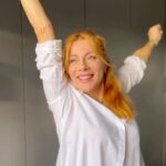 Smaragda Karydi Instagram - Ανοιξιάτικο φθινόπωρο και εγώ έχω βρει τον σύμμαχο μου και είναι το Myolift Platinum Serum από @tecnoskin_derma 😍