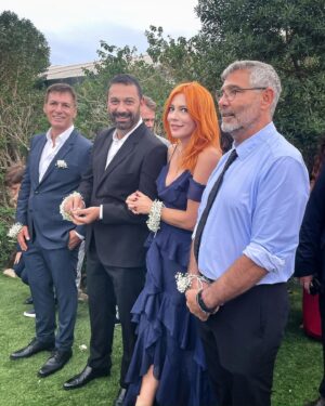 Smaragda Karydi Instagram - Ευαγγελία, Στράτος Νικόλας
Ένας για ολους κι όλοι για έναν. Ενωμένοι από πάντα και για πάντα. 
Μέσα στο ζόφο και την απελπισία των ημερών, η γιορτή της ζωής, της ένωσης και της αγάπης 
Τυχεροί που έχετε ο ένας τον άλλον κι εμείς ευλογημένοι που σας έχουμε στη ζωή μας. Σας ευχαριστούμε που μας κάνατε συγγενείς σας. Πνευματικούς γονείς και πνευματικά αδέρφια 
Οχι τ αδέρφια που μας έτυχαν. Τα αδέρφια που διαλέξαμε

Νυνί δέ μένει πίστις, ἔλπίς, ἀγάπη, τά τρία ταῦτα· μείζων δέ τούτων ἡ ἀγάπη».
@evagelia_siriopoulou_official @stratos_ptz @sklgeorge @atheridis_thodoris_official @michalis_marinos_official @tzela