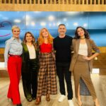 Smaragda Karydi Instagram – Reunion για την Εθνική Ελλάδος 🥌 🇬🇷
Ομάδα που κερδίζει δε την αλλάζεις με τίποτα @ykapoutzidis @constantinamihail @katerina_papoutsaki @mariellasavvides 

Κάθε Κυριακή στις 23:00 ξανά μαζί @megatvcom