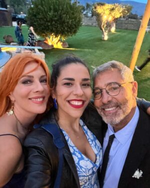 Smaragda Karydi Instagram - Ευαγγελία, Στράτος Νικόλας
Ένας για ολους κι όλοι για έναν. Ενωμένοι από πάντα και για πάντα. 
Μέσα στο ζόφο και την απελπισία των ημερών, η γιορτή της ζωής, της ένωσης και της αγάπης 
Τυχεροί που έχετε ο ένας τον άλλον κι εμείς ευλογημένοι που σας έχουμε στη ζωή μας. Σας ευχαριστούμε που μας κάνατε συγγενείς σας. Πνευματικούς γονείς και πνευματικά αδέρφια 
Οχι τ αδέρφια που μας έτυχαν. Τα αδέρφια που διαλέξαμε

Νυνί δέ μένει πίστις, ἔλπίς, ἀγάπη, τά τρία ταῦτα· μείζων δέ τούτων ἡ ἀγάπη».
@evagelia_siriopoulou_official @stratos_ptz @sklgeorge @atheridis_thodoris_official @michalis_marinos_official @tzela